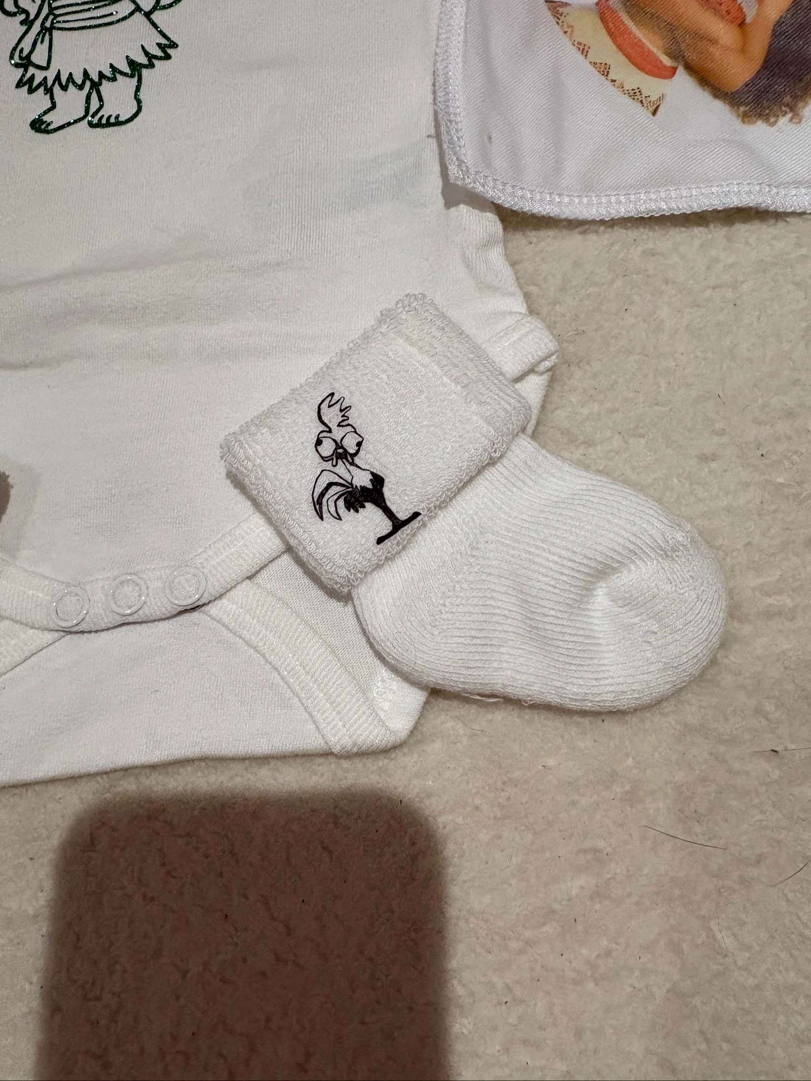 Ensemble bébé Vaiana neuf – Body + bavoir + attache tétine + bandeau + chaussettes – photo 4